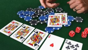 đủ tuổi chưa đủ tuổi trong Xì Dách là gì